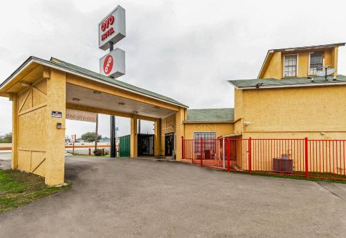 入口, OYO聖安東尼奧拉克蘭酒店-近海洋世界 (OYO Hotel San Antonio Lackland near Seaworld) in 拉克蘭