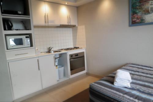 Kitchen, Parkville Place Serviced Apartments in Brunswick