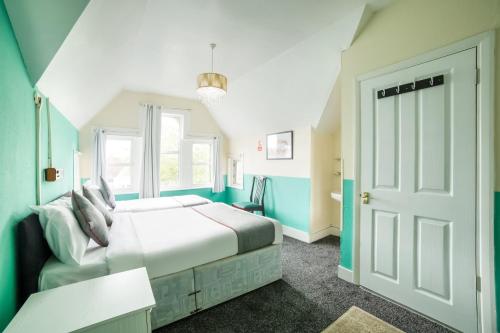 Devine Beach Guest House - image 4