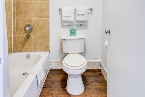 OYO Hotel San Antonio Lackland Air Force Base West - image 14