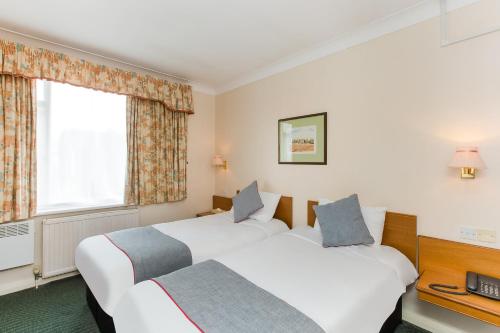 2 twin beds