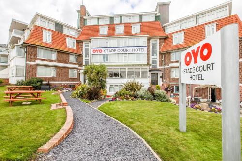. OYO Stade Court Hotel