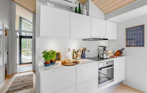 ห้องครัว, Lovely Home In Nexø With Wifi in ดูออเดอ