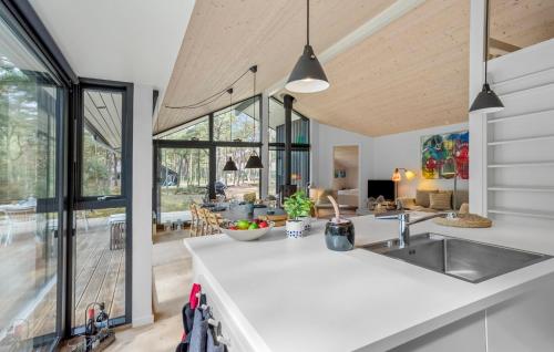 ห้องครัว, Lovely Home In Nexø With Wifi in ดูออเดอ