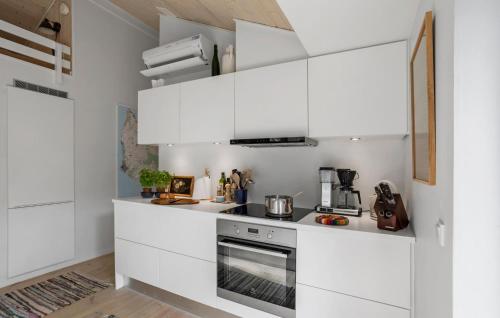 ห้องครัว, Lovely Home In Nexø With Wifi in ดูออเดอ