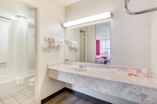 OYO Hotel Waco University Area/ I-35 - 화장실