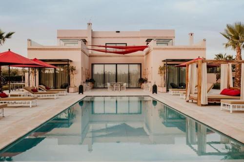 Luxury 5-Suite Villa with Heated Pool, Steam Room & Games, Marrakesz