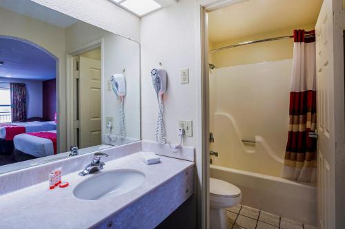 OYO Hotel Port Allen LA - image 6