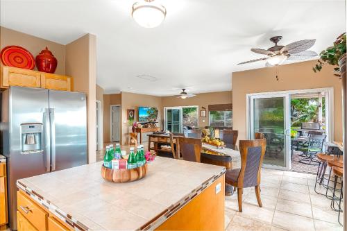 1 Acre PRIVATE RESORT 4 bed 3 bath cinema spa in Waikoloa (HI)
