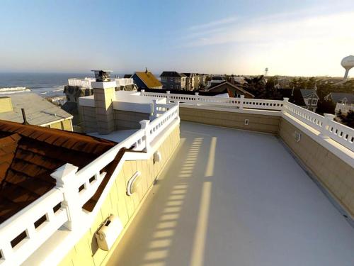 Viesnīcas āriene, Surf City Home With A Pool! One Off The Ocean, Five Bedrooms-Four Baths, Several Decks With Ocean Vi in Ship Bottom (NJ)