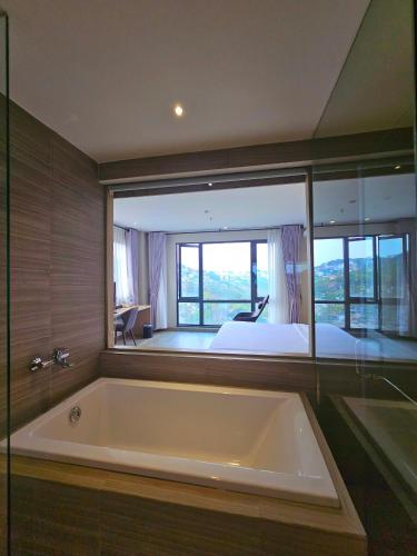 room detail thumbnail 2