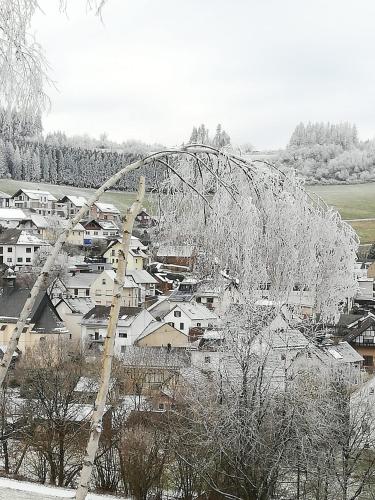 Am Lindenbaum, Ferienwohnung in Siebenbach am Nürburgring (Am Lindenbaum, Ferienwohnung in Siebenbach am Nurburgring) in ซีเบนแบช