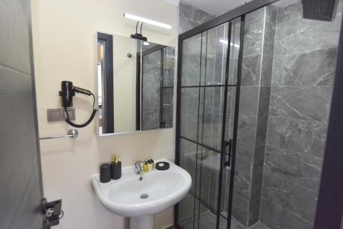Queen Suite with Sea View image 1