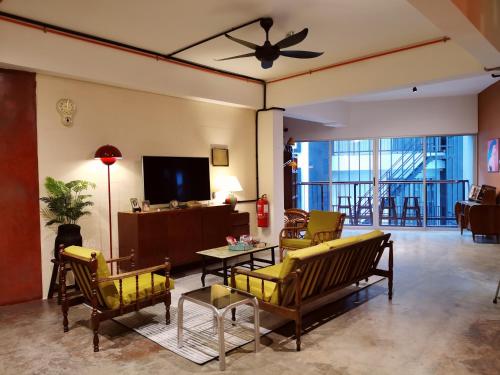 Shared lounge/TV area, Walk-Up To SIAR - Children Not Allowed near Cameron Square