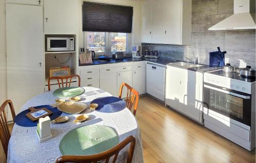 virtuve, Gorgeous Apartment In Rörvik With Wifi (Gorgeous Apartment In Rorvik With Wifi) in Rorvika