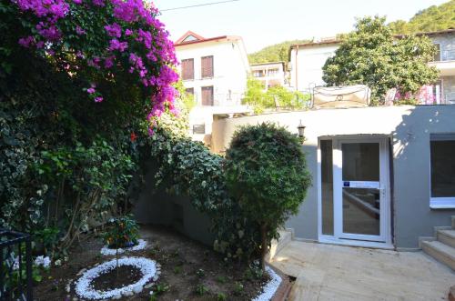 Royalis Boutique Suites - image 2
