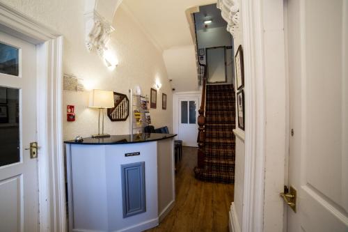 OYO The Douglas Hotel - image 8