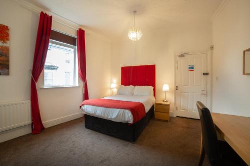 OYO The Douglas Hotel - image 5
