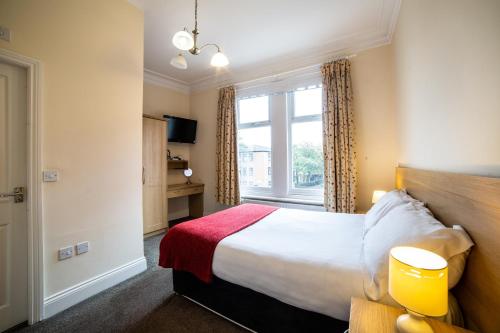 OYO The Douglas Hotel - image 6