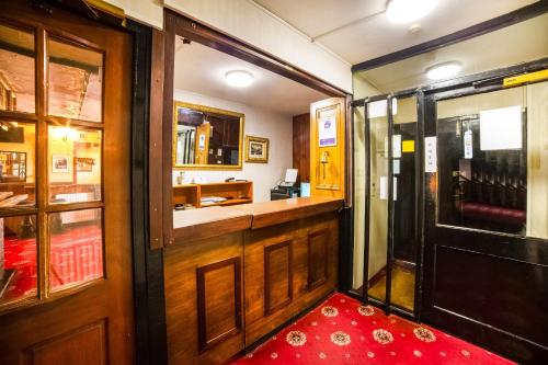 Lobby, OYO The Royal Hotel in Quayside