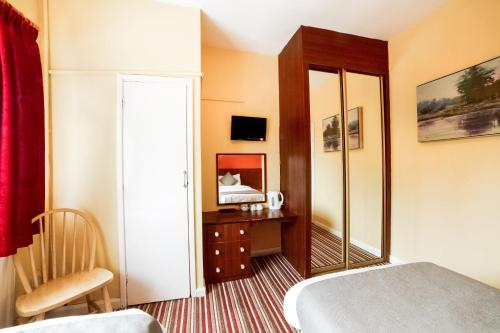 OYO The Royal Hotel - image 8