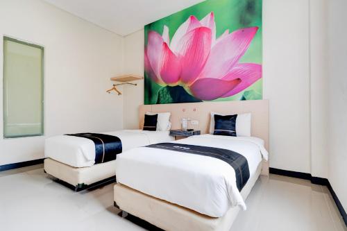 Standard Twin Room image 7