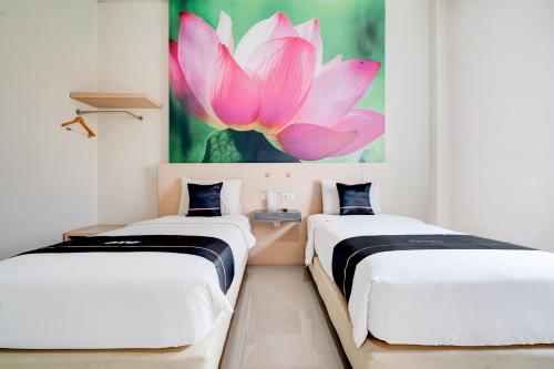 Standard Twin Room image 8