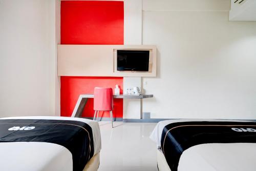 Standard Twin Room image 5