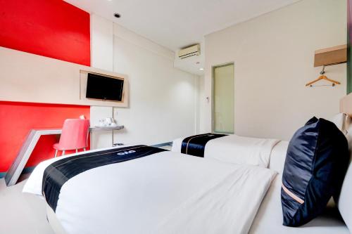 Standard Twin Room image 10