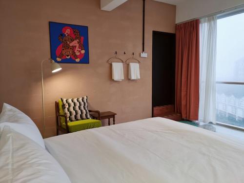 Walk-Up To SIAR - Children Not Allowed Room Type - Deluxe Queen Room
