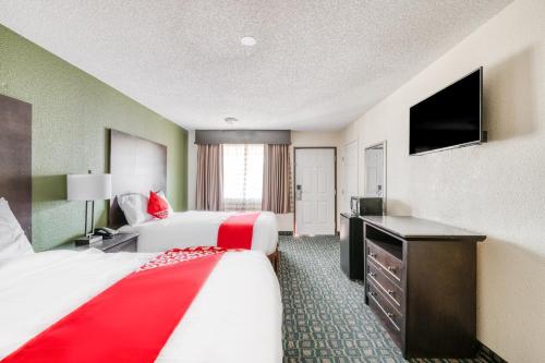 OYO Hotel Rosenberg TX I-69 Room Type - 3 Queen Bed