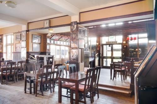 OYO The Green Man Pub And Hotel - image 2