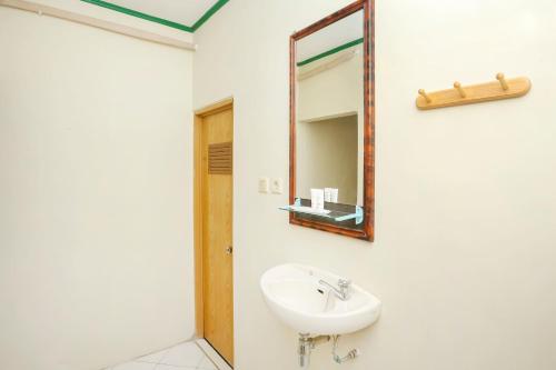 Hotel O Penginapan Kepurun Pawana Indonesia - 화장실