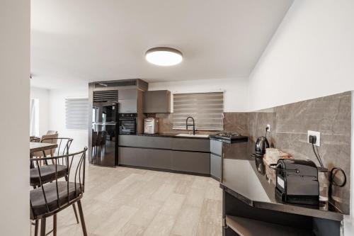 Kitchen, וילה רז של רשת לב הגולן - וילה מדהימה עם בריכה פרטית מחוממת וסאונה in Lakeside