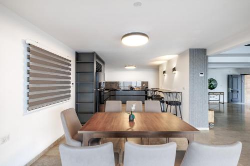 Kitchen, וילה רז של רשת לב הגולן - וילה מדהימה עם בריכה פרטית מחוממת וסאונה in Lakeside