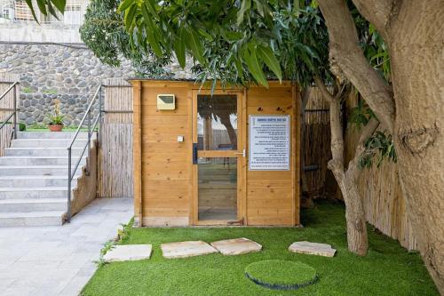 Garden, וילה רז של רשת לב הגולן - וילה מדהימה עם בריכה פרטית מחוממת וסאונה in Lakeside