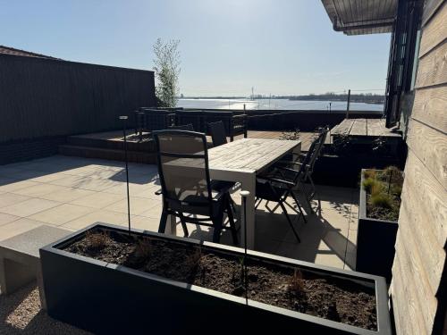 Penthouse with Private Rooftop Jacuzzi, Sauna and panorama lake view Penthouse with Private Rooftop Jacuzzi, Sauna and panorama lake view