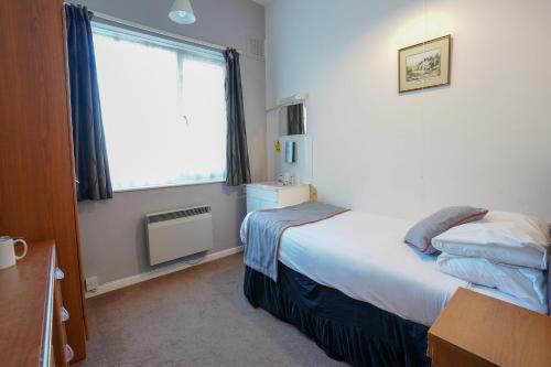 OYO Shanklin Beach Hotel - image 10