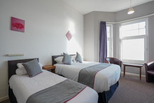 OYO Shanklin Beach Hotel - image 2