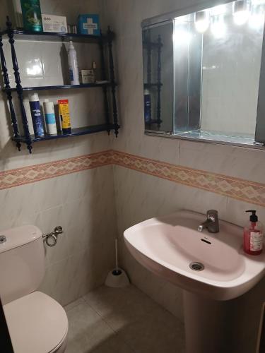 Bathroom, Habitacion Privada Triple con camas Individuales Toledo in Azucaica