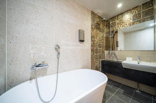 room detail thumbnail 2
