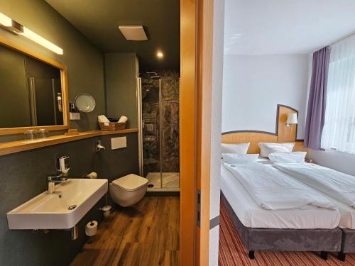 Standard Double Room image 4