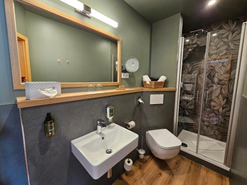Standard Double Room image 6