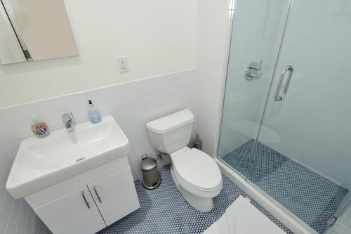 Spacious 2BR 2BA with Rooftop Walk to Times Square, New York (Foto 7)