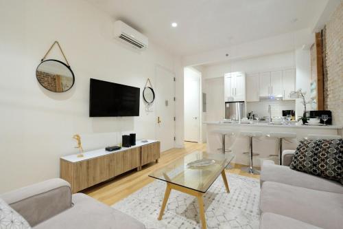 Spacious 2BR 2BA with Rooftop Walk to Times Square, New York (Foto 10)