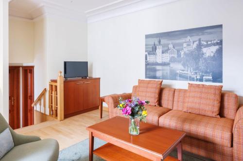 One-Bedroom Apartment image 10