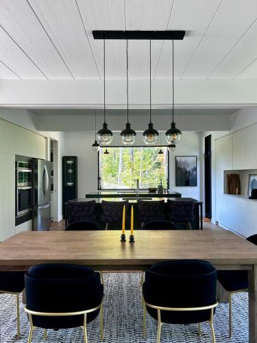 Bläk Kabin - Ski Tremblant, Sauna, Hot Tub and Yoga (Blak Kabin - Ski Tremblant, Sauna, Hot Tub and Yoga) in 拉康塞普雄(QC)