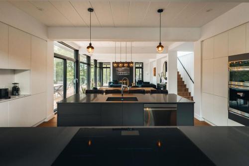 Bläk Kabin - Ski Tremblant, Sauna, Hot Tub and Yoga (Blak Kabin - Ski Tremblant, Sauna, Hot Tub and Yoga) in 拉康塞普雄(QC)