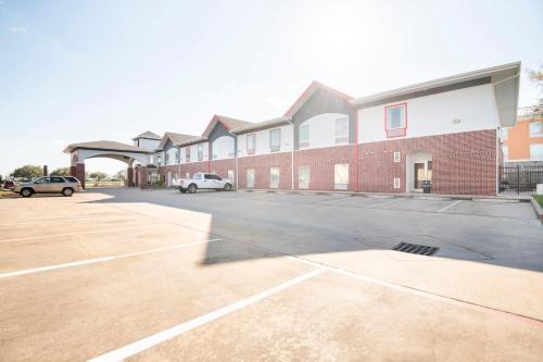 OYO Townhouse Clute Lake Jackson in Clute, USA