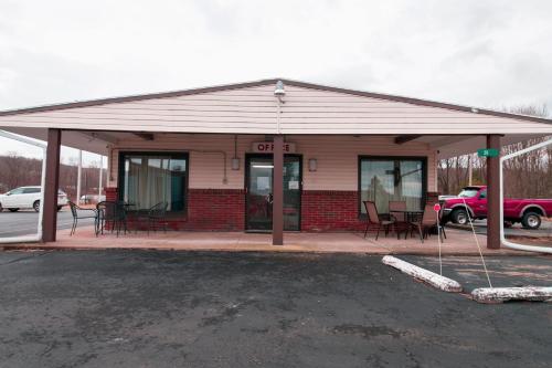 . OYO Hotel Dalton PA I-81